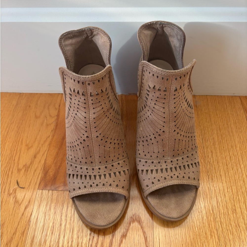 Stylish Tan Peep-Toe Women's Shoes